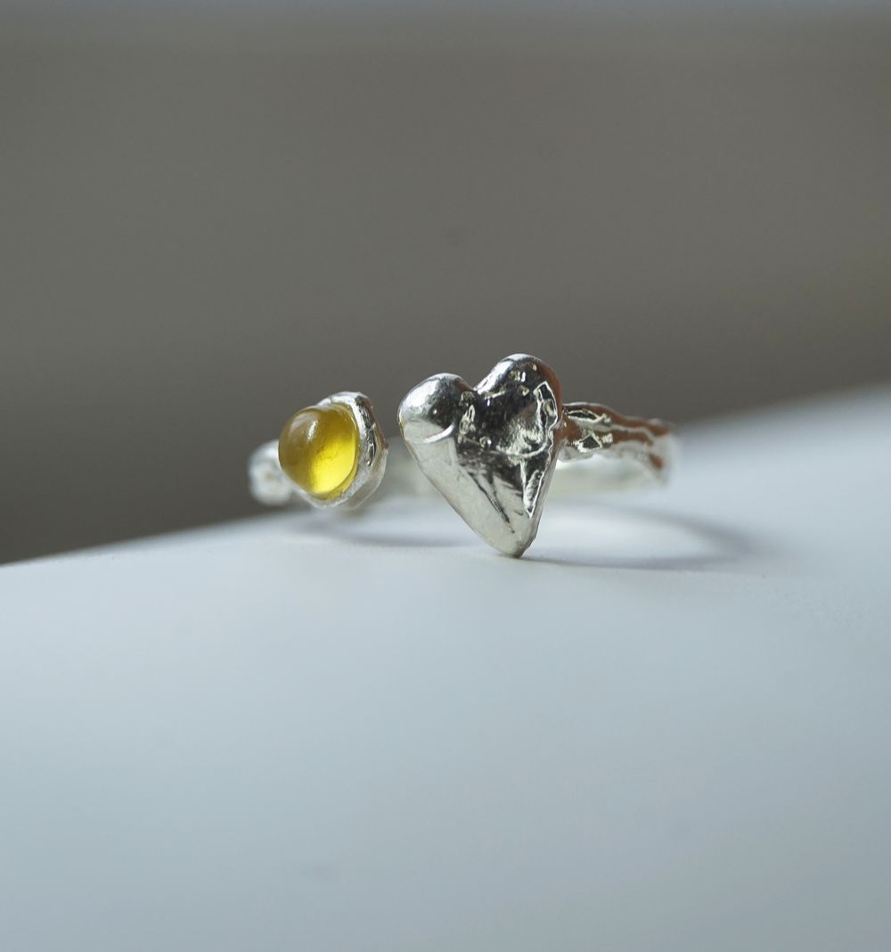 Кольцо Moon River с сердцем разъёмное с халцелоном (желтый камень) R046
